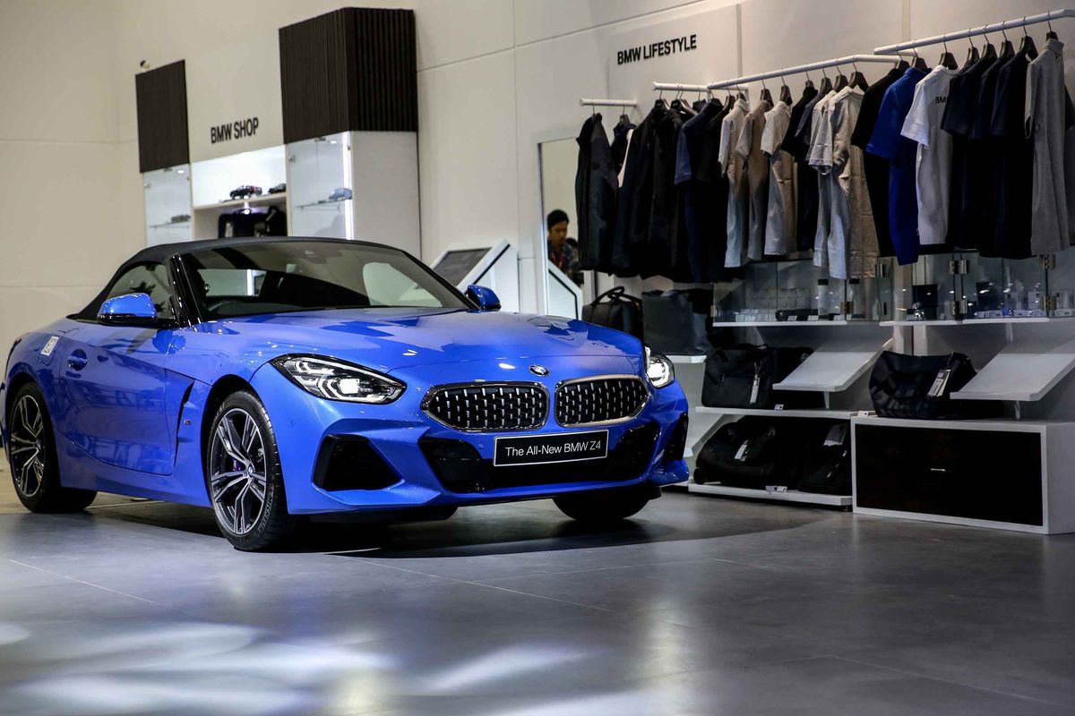 Mobil BMW Z4 generasi ketiga terlihat saat peresmian di Indonesia International Motor Show (IIMS) 2019 di JIExpo Kemayoran, Jakarta Pusat, Kamis (25/4/2019). Sedan sport itu mulai tersedia di semua jaringan penjualan BMW pada 26 April 2019 dan dibanderol Rp 1.459.000.000 belum termasuk pajak alias off the road.