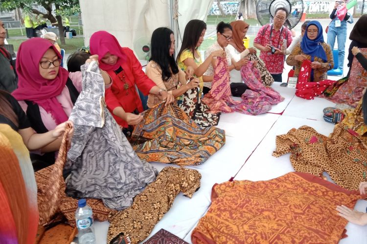 Sejumlah penyandng disabilitas dan masyarakat yang mengikuti workshop cara memakai kain batik di acara Perempuan Disabilitas Mengubh Dunia diTaman Ismail Marzuki, Jakarta, Kamis (8/3/2018).