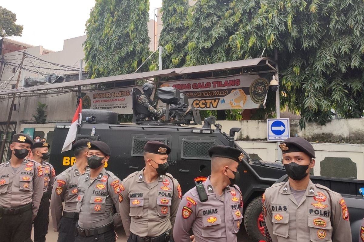 Terdakwa Ferdy Sambo telah menyelesaikan persidangan atas kasus pembunuhan Nofriansyah Yoshua Hutabarat atau Brigadir J yang dilakukan di Pengadilan Negeri (PN) Jakarta Selatan, Senin (17/10/2022). Sambo telah meninggalkan PN Jaksel sekitar pukul 15.39 WIB. 