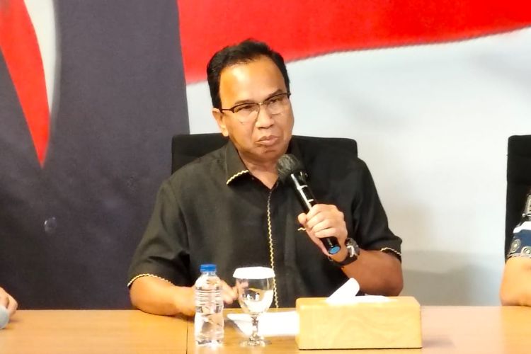 Direktur Penegakan Hukum dan Advokasi Tim Hukum TPN Ganjar Pranowo-Mahfud MD, Ifdhal Kasim dalam konferensi pers di Media Center TPN, Jalan Cemara 19, Jakarta Pusat, Jumat (17/11/2023).