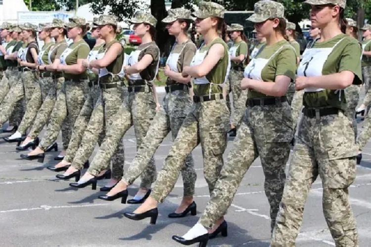 Foto yang dirilis Kementerian Pertahanan Ukraina memperlihatkan beberapa tentara wanita Ukraina berlatih baris berbaris menggunakan sepatu hak tinggi untuk persiapan peringatan 30 tahun kemerdekaan Ukraina pada Agustus nanti. Foto tersebut menjadi kontroversi karena dianggap penghinaan bagi prajurit wanita.