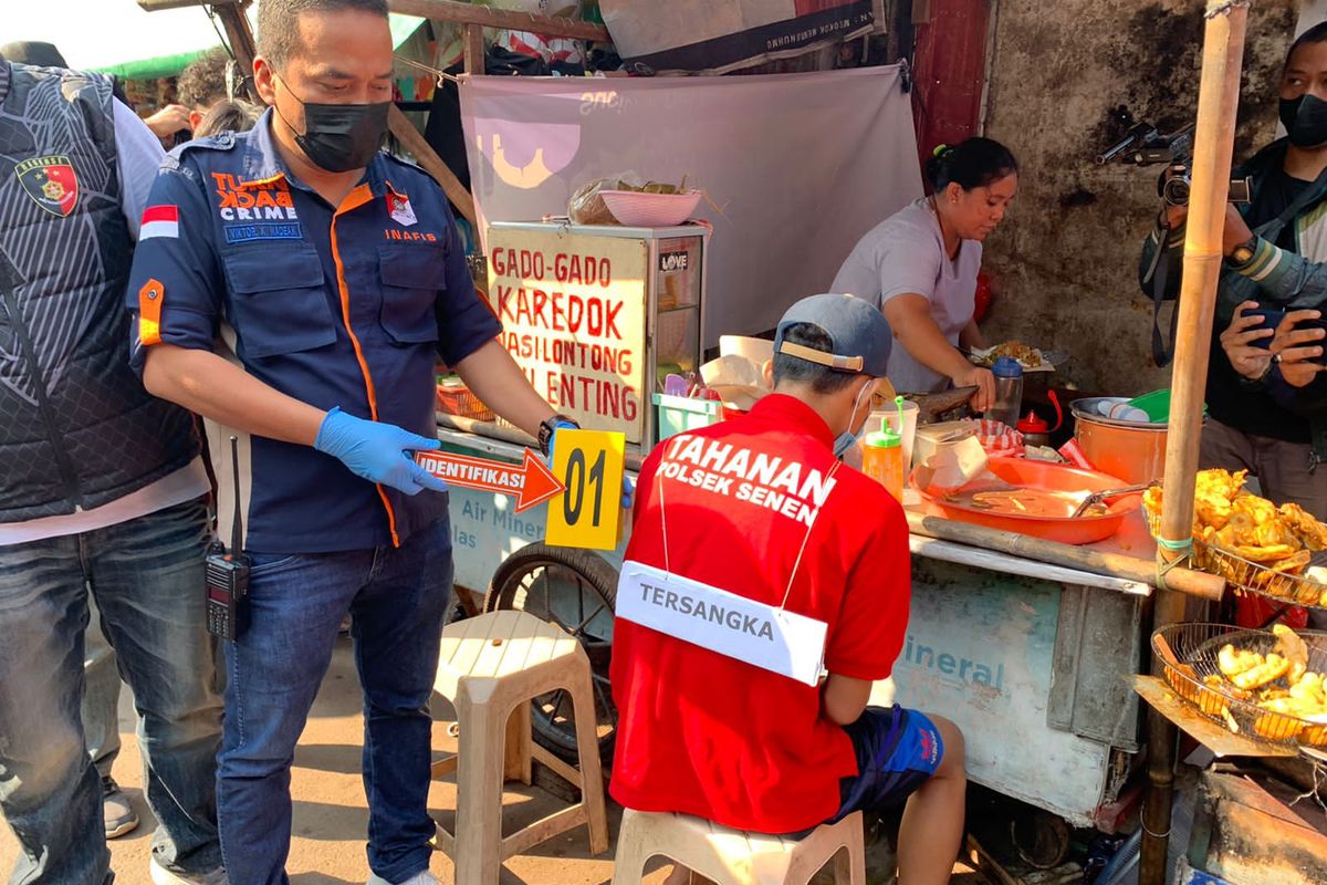 Polisi menggelar rekonstruksi kasus pembunuhan yang dilakukan di salah satu hotel kawasan Senen, Jakarta Pusat, Selasa (9/8/2022).