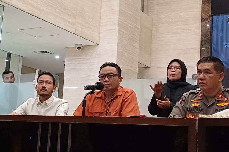 Direktur Reserse Kriminal Umum Polda Jawa Barat Kombes Surawan dalam konferensi pers di Mabes Polri, Jakarta, Jumat (28/7/2023).