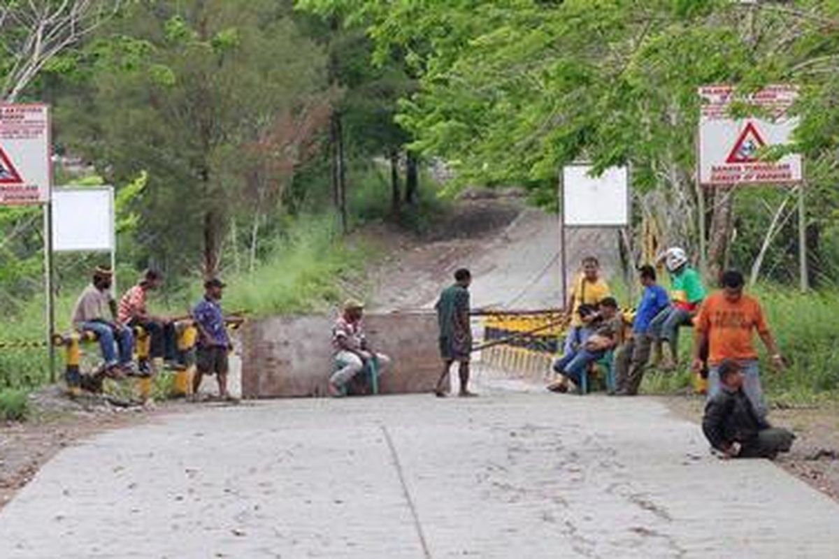 Karyawan PT Freeport Indonesia yang mogok kerja dan menutup akses ke areal PT Freeport di checkpoint 1, areal PT Freeport, Timika, Kabupaten Mimika, Papua, Selasa (1/11/2011). Serikat Pekerja Seluruh Indonesia PT Freeport Indonesia meminta waktu sampai tanggal 9 November untuk bisa menuntaskan perundingan guna meningkatkan kesejahteraan karyawan dengan manajemen PT Freeport.