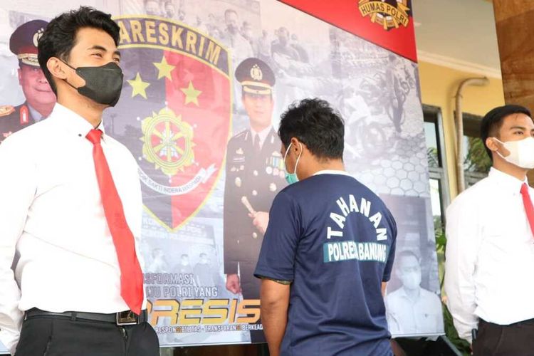 Kapolresta Bandung, Kombes Pol Kusworo Wibowo tengah merilis kasus Tipikor yang dilakukan Mantan Kades Cihawuk dengan kerugian Rp.800 juta lebih.