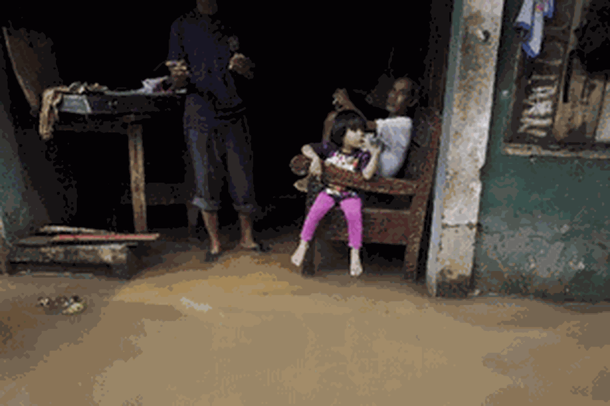 Air mulai surut namum tampak masih mengenang di sejumlah rumah warga dan jalan-jalan di Kampung Pulo, Pondok Labu, Jakarta, Senin (31/10/2011). Banjir terjadi pada Minggu (30/10/2011) malam dengan ketingian air hingga setinggi dada orang dewasa. Banir merendam wilayah RW 03 terjadi setelah hujan lebat dan air tak terbendung Kali Krukut yang telah menyempit. 