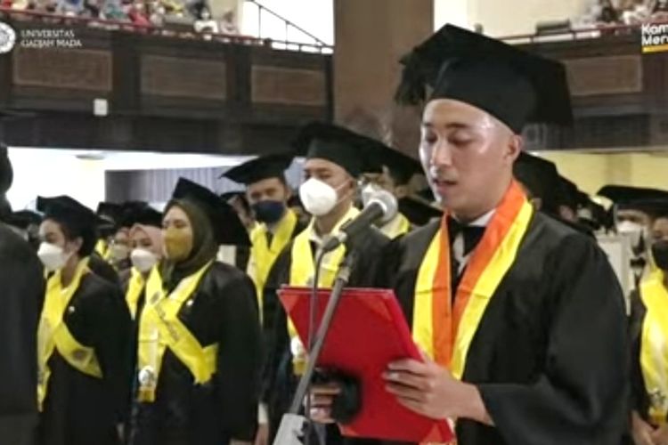 Putra Panglima Tentara Nasional Indonesia (TNI) Jenderal Andika Perkasa, Andrew Perkasa saat didaulat untuk membacakan Panca Prasetya alumni Universitas Gadjah Mada (UGM). (Foto tangkapan layar akun Youtube resmi UGM).