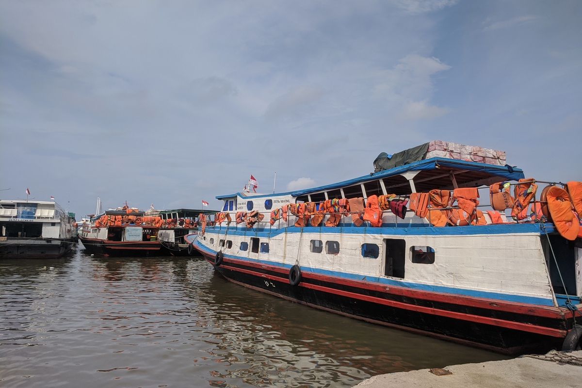 Kapal penyeberangan menuju Kepulauan Seribu yang bersandar di Dermaga Kali Adem, Penjaringan, Jakarta Utara