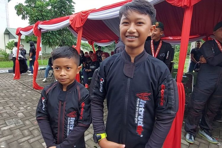 Elang (12) dan Pandu (8) atlet terjun payung dari Malang yang mendapat juara favorit di Kopassus 1st National Indoor Skydiving Championsip 2022.