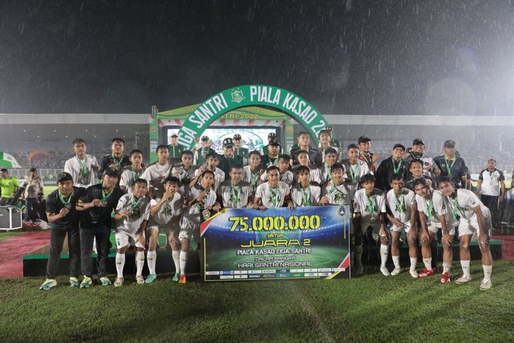 Suasana penyerahan hadiah Liga Santri Piala KASAD 2022 yang dihelat di Stadion Madya Gelora Bung Karno, Senayan, Jakarta, Sabtu (22/10/2022).