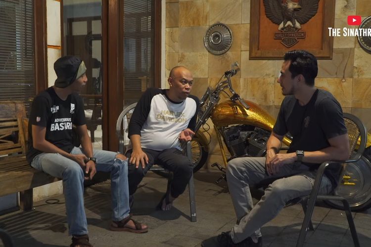 Edwin Super Bejo berbagi pengalaman soal masa lalunya saat masih menggeluti hobi motor kepada Darius Sinathrya.