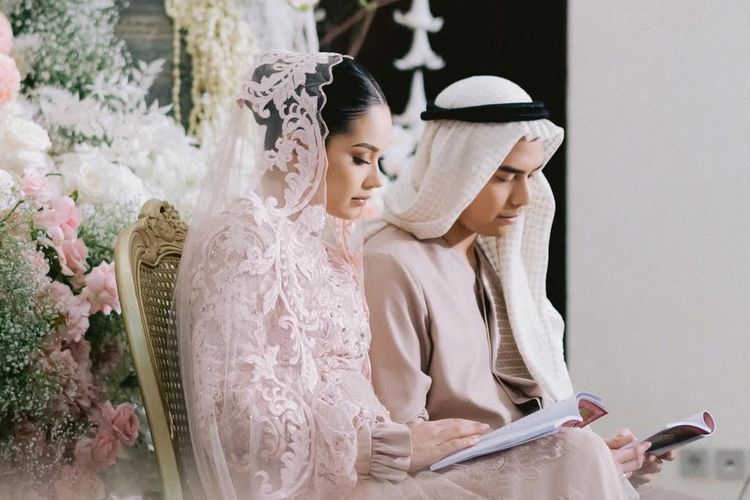 Alyssa Daguise tampil anggun saat tasyakuran 4 bulan kehamilan. Nuansa pastel, detail lembut, dan doa penuh makna menyertainya.