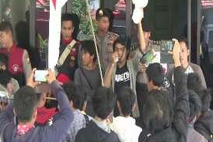Puluhan mahasiswa di Mamuju, Sulawesi Barat, Jumat (22/4/2016), berunjuk rasa di kantor DPRD Mamuju dan mendesak DPRD agar menghentikan reklamasi tahap kedua Pantai Mamuju.