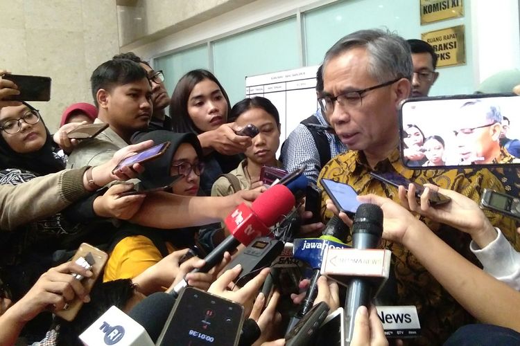 Ketua Dewan Komisioner Otoritas Jasa Keuangan (OJK), Wimboh Santoso memberikan keterangan pers di Gedung DPR RI, Jakarta, Rabu (22/1/2020).