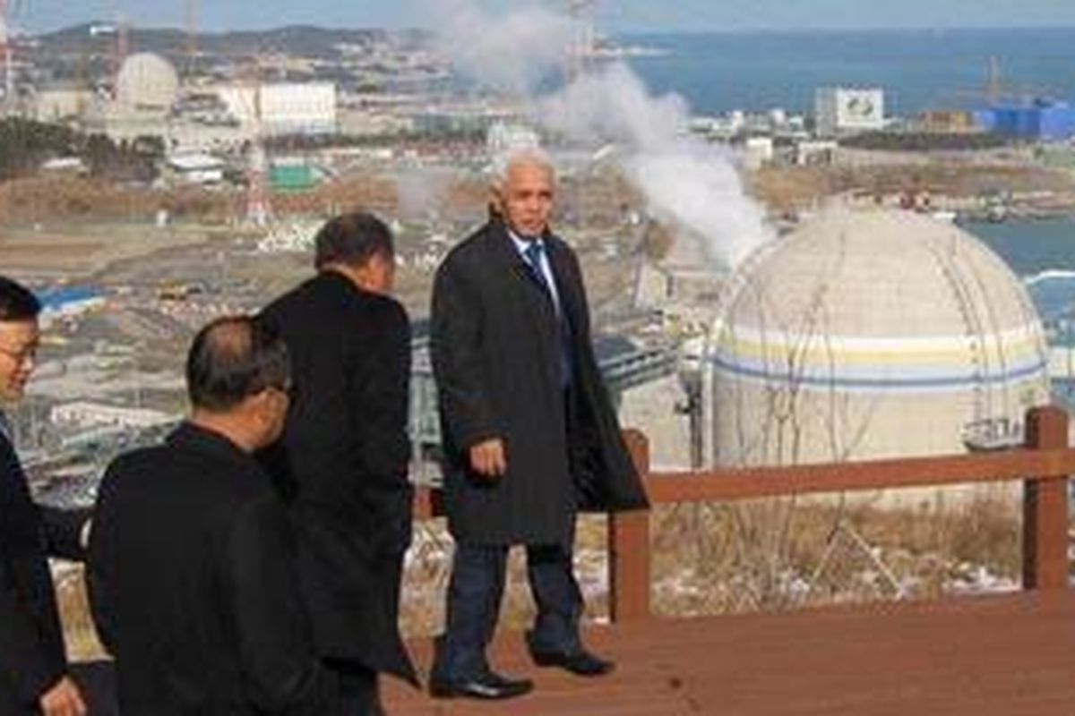 Menko Perekonomian Hatta Rajasa sebagai Utusan Khusus Presiden Susilo Bambang Yudhoyono mengunjungi fasilitas Pembangkit Listrik Tenaga Nuklir di kawasan Kori, Korea Selatan bagian selatan, Selasa (15/2/2011). 