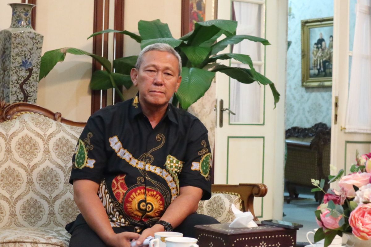 Bupati Kuningan Acep Purnama, saat dikunjungi Forum Wartawan Pariwisata di kediamannya, Kuningan, Sabtu (24/12/2017).