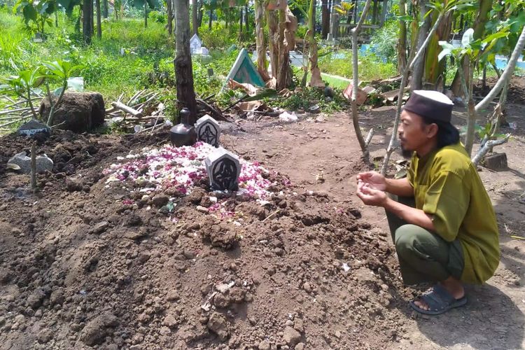  Jenazahnya dikebumikan di Pemakaman Umum Plumbon Kidul, Kelurahan Wonosari, Kecamatan Ngaliyan, Kota Semarang pada Rabu (22/7/2020).