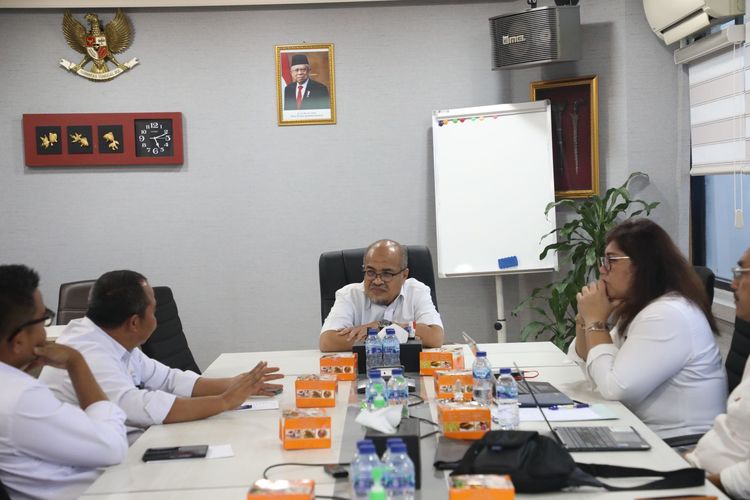 Pertemuan yang dilakukan secara khusus antara Wakil Kepala BP Batam, Purwiyanto dengan Direktur Utama PT PLN Batam, Muhammad Irwansyah Putra beserta jajaran, keduanya membahas dampak, upaya mitigasi, dan solusi dari isi surat edaran PT PLN Batam yang memuat kebijakan pemadaman listrik di sejumlah kawasan industri. 