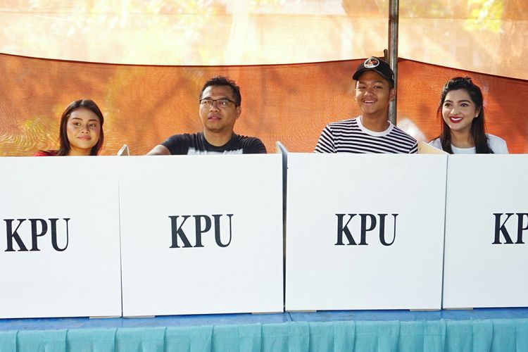 Musisi Anang Hermansyah bersama sang istri, Ashanty dan kedua anaknya, Aurel Hermansyah dan Azriel Hermansyah saat menggunakan hak suaranya di TPS 89 di kawasan Cinere Mas, Cinere, Depok, Jawa Barat, Rabu (17/4/2019).