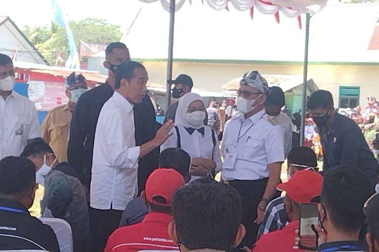 Presiden Joko Widodo meninjau langsung penyaluran bantuan subsidi upah (BSU) dan juga bantuan langsung tunai (BLT) di kantor pos Baubau, Kantor pos Buton dan Kantor Pos Buton Selatan.