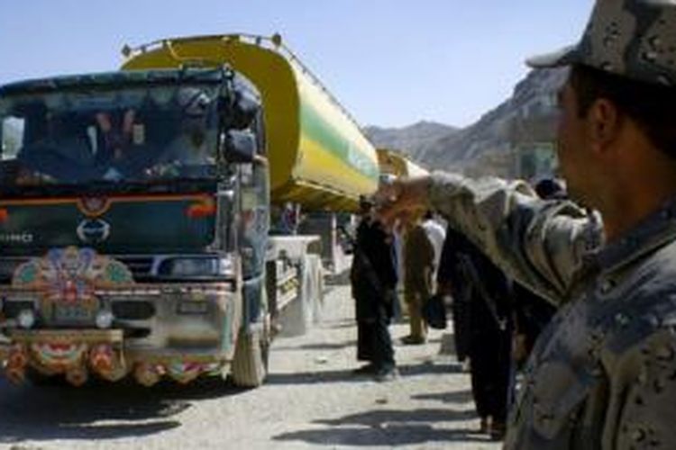 Polisi Afganistan memberi perintah kepada truk pemasok BBM untuk pasukan NATO di Afghanistan. Departemen Pertahanan AS dinilai menghamburkan anggaran untuk membangun stasiun pengisian gas alam di Afghanistan.