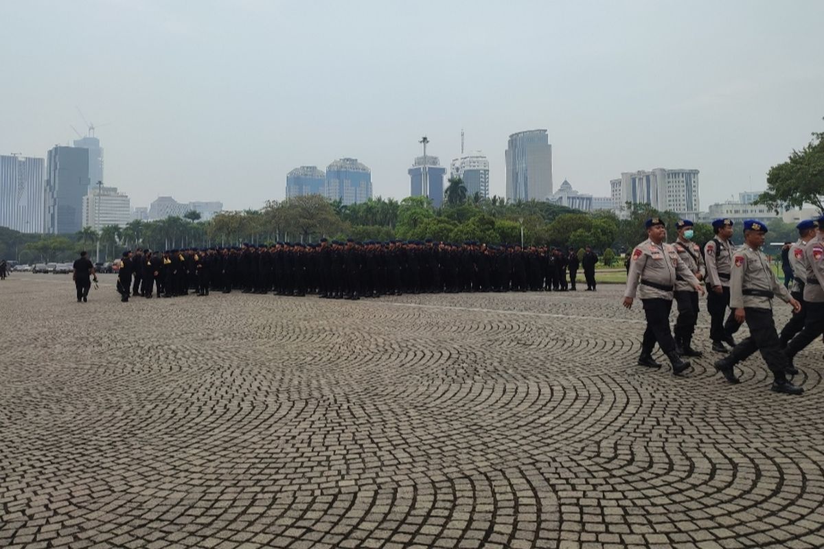 Sejumlah aparat gabungan baik Polri dan TNI disiagakan untuk mengamankan kegiatan May Day atau peringatan Hari Buruh yang akan dilaksanakan di Jakarta, pada hari ini Senin (1/5/2023). 