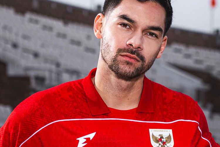 Bek Timnas Indonesia, Sandy Walsh, saat mengenakan seragam baru Garuda yang diperkenalkan kepada publik pada Kamis (23/1/2025).