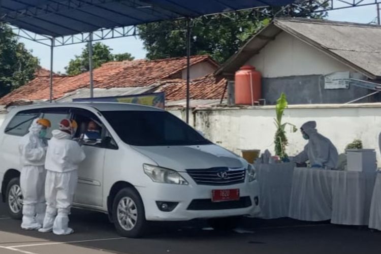 Pelaksanaan Rapid Test secara drive thru dilakukan di areal Gor Adiarsa Karawang, Selasa (31/3/2020).