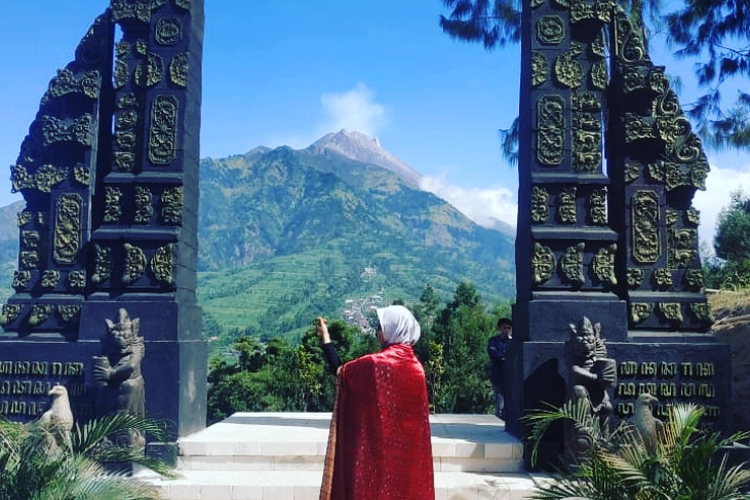 Tempat wisata di Boyolali bernama Bukit Sanjaya yang menawarkan pemandangan Gunung Merapi.