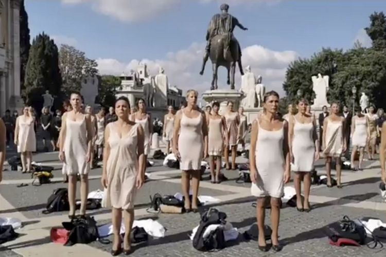 Tangkapan layar dari video demo pramugari Alitalia yang melepas baju dan hanya mengenakan pakaian dalam, sebagai bentuk unjuk rasa terhadap kebangkrutan maskapai itu, di Capitoline Hill, Roma, Italia, Rabu (20/10/2021).