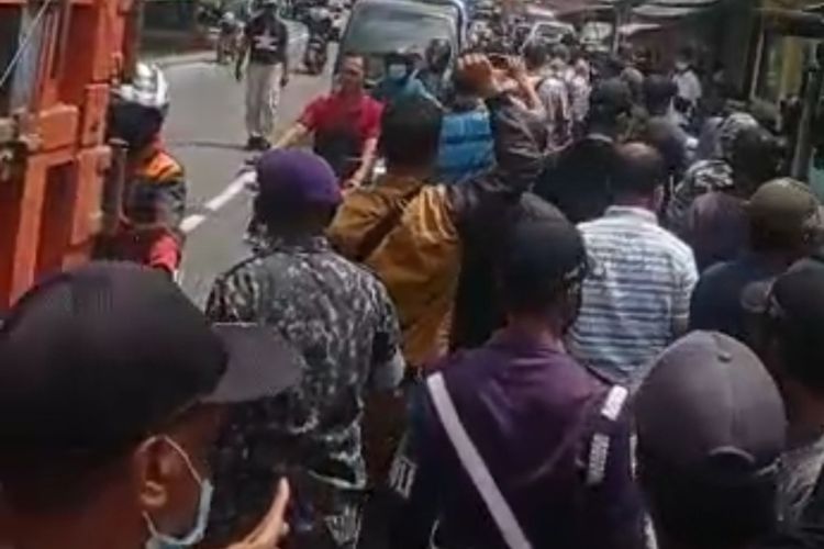 Potongan video viral penghadangan polisi di depan pesantren di Jombang Jaw Timur, Kamis (13/1/2022).