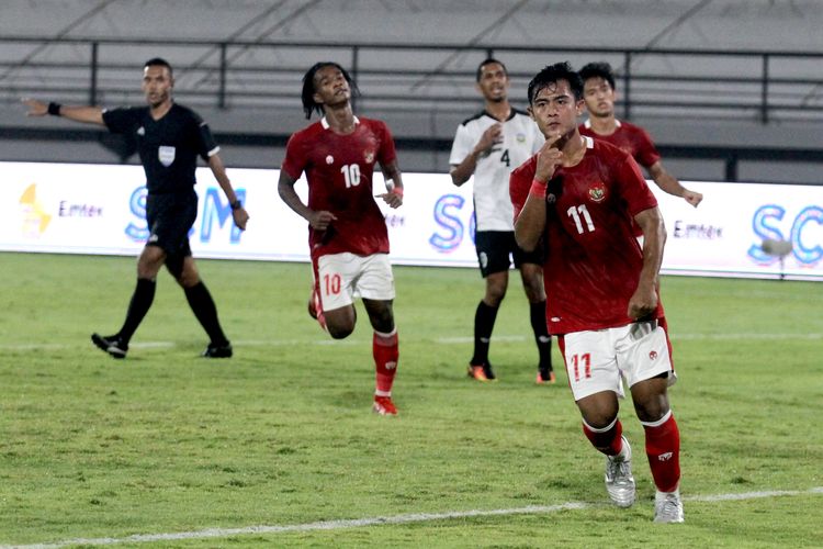 Selebrasi pemain Timnas Indonesia Pratama Arhan mencetak 2 gol ke gawang Timor Leste saat ujicoba dalam rangka FIFA Matchday yang berakhir dengan skor 4-1 di Stadion Kapten I Wayan Dipta Gianyar, Kamis (27/1/2022) malam.