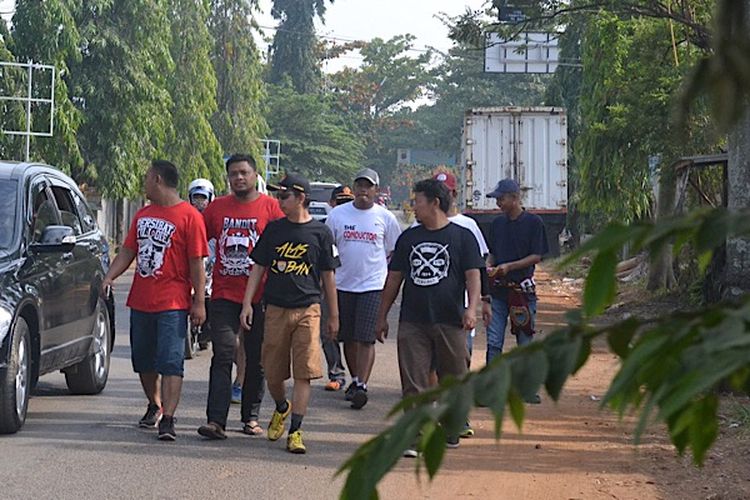 Suporter dan pengurus Persibat Batang saat menyusuri jalur Pantura Alas Roban, Batang, Jawa Tengah.