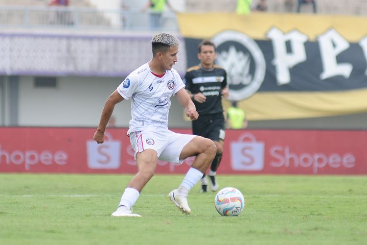 Pemain asing Arema FC Ariel Lucero mengontrol bola saat pertandingan pekan ke-1 Liga 1 2023-2024 melawan Dewa United yang berlangsung di Stadion Indomilk Arena, Tangerang, Minggu (2/7/2023) sore.