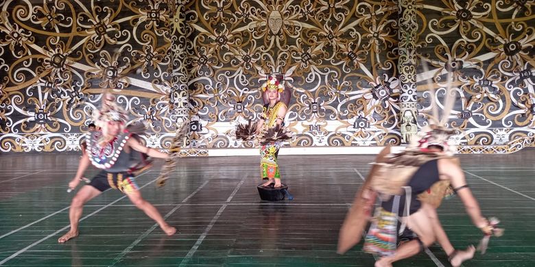 Tari yang menggunakan pola lantai melengkung