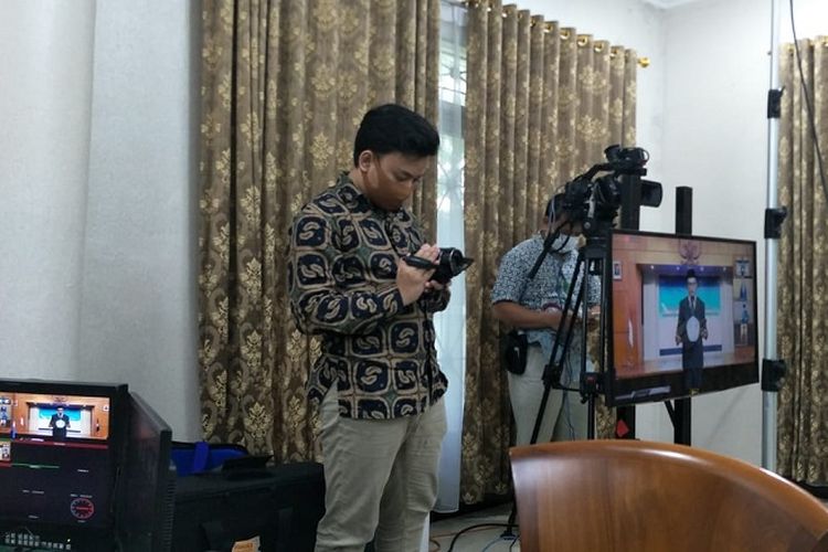 Sekretaris Jenderal (Sesjen) Kementerian Pendidikan dan Kebudayaan (Kemendikbud) Ainun Naim melantik Rektor Universitas Bangka Belitung, Ketua Lembaga Layanan Dikti, tiga Pejabat Fungsional Ahli Utama, dan 10 Pejabat Tinggi Pratama di Jakarta, Kamis (16/4/2020). Pelantikan dilakukan melalui telekonferensi dengan memerhatikan protokol kesehatan yang ditetapkan pemerintah di masa pandemi Coronavirus Disease (Covid-19). Foto diambil di rumah Ainun.