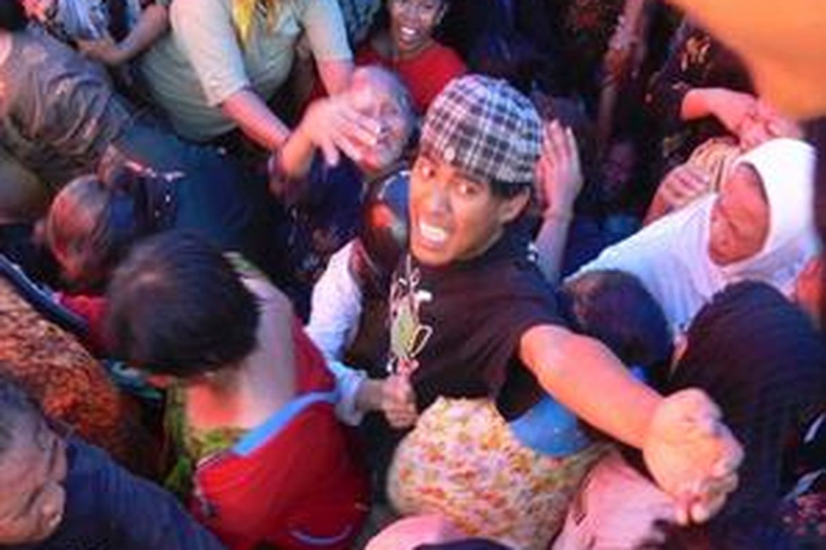 Warga yang sebagian besar para ibu berdesakan dan terinjak saat berebut zakat dari dermawan bernama H Saikhon di Gang Pepaya, Jalan dr Wahidin, Kelurahan Purutrejo, Purworejo, Kota Pasuruan, Jawa Timur, Senin (15/9).