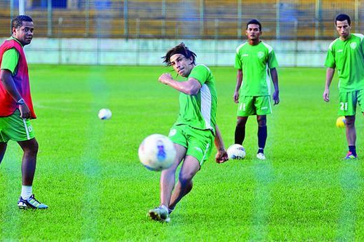Pemain baru Persebaya Surabaya, Fernando Soler (tengah), berlatih dengan timnya di Stadion Gelora 10 November, Surabaya, Jawa Timur, Rabu (21/3). Pesepak bola asal Argentina itu bersama pemain Kamerun, Alain N�kong, dan pemain lokal, Sahlan Shodiq, resmi memperkuat Persebaya Surabaya seusai didaftarkan ke PT Liga Prima Indonesia Sportindo.  