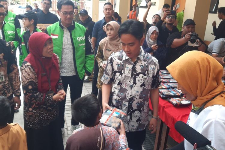 Tinjau Uji Coba Makan Gratis Di SDN Tugu Solo, Gibran Siap Terima Masukan