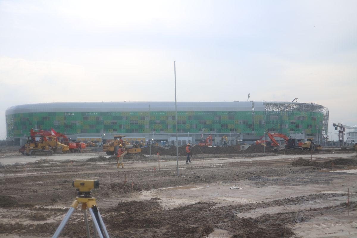 Sejumlah alat berat tampak meratakan dan menimbun tanah di Areal Sport Center Sumut, Selasa (10/9/2024)