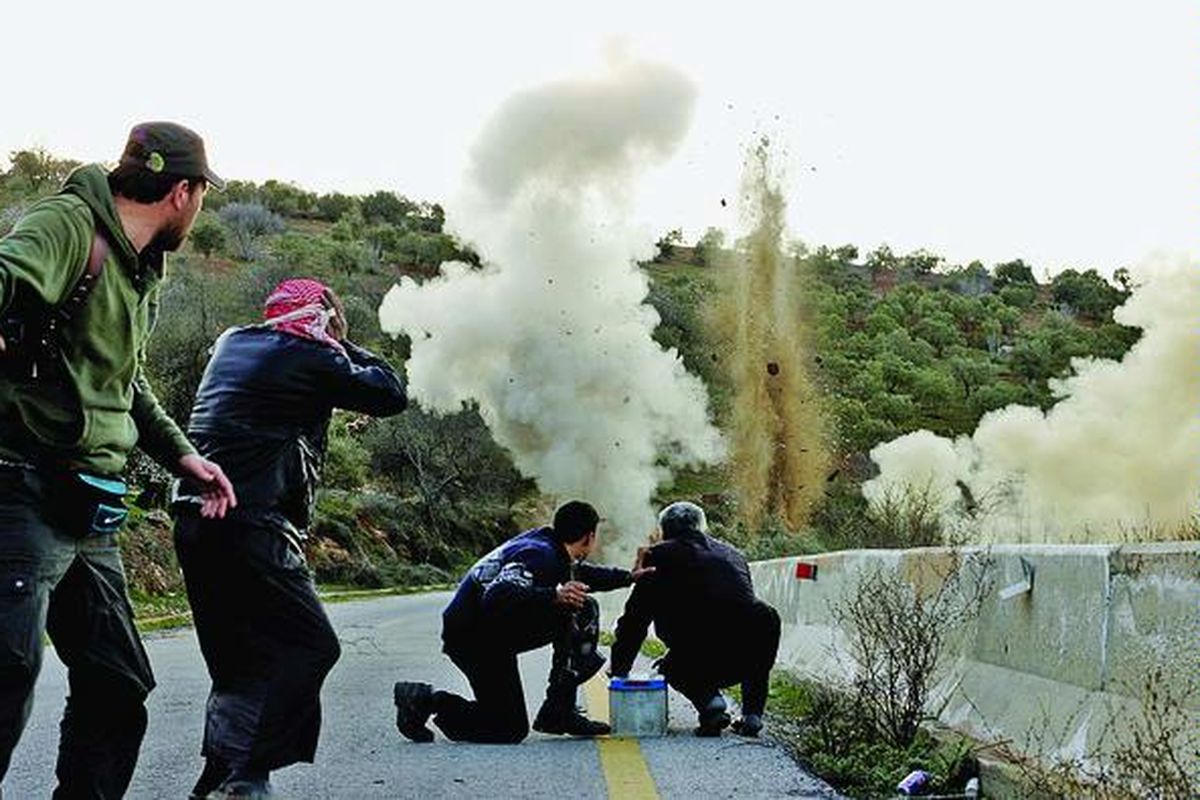 Pejuang anti-Pemerintah Suriah dari kelompok Abu Suleiman meledakkan bom rakitan di bawah pipa untuk memotong akses ke wilayah pegunungan yang mereka kuasai di provinsi Idlib, Suriah utara, Selasa (20/3). Kelompok Abu Suleiman, yang didanai dan dipersenjatai oleh pemimpinnya, Abu Suleiman, adalah salah satu dari banyak kelompok perlawanan yang bertempur melawan pasukan Pemerintah Suriah.