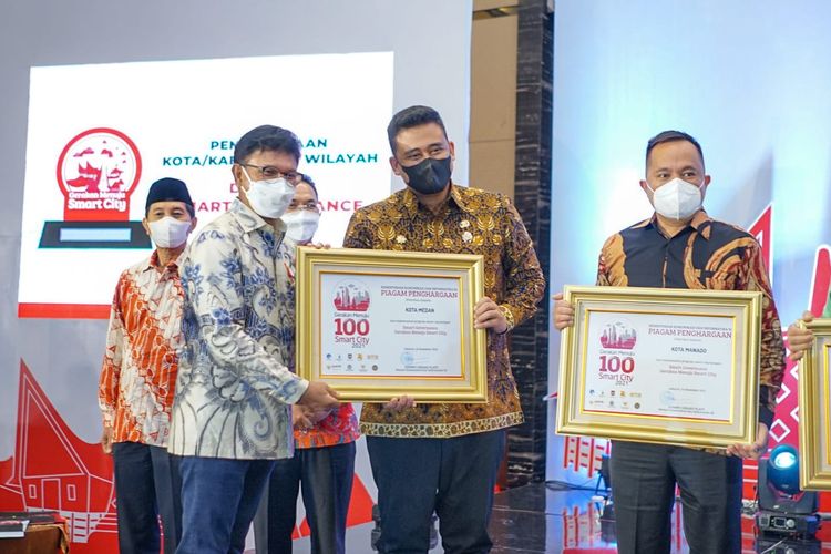 Wali Kota Medan Bobby Nasution saat menerima penghargaan smart city dari Menteri Komunikasi dan Informatika (Menkominfo) Johnny G Plate dalam perhelatan 'Gerakan Menuju Smart City' di BSD City Tangerang, Selasa (14/12/2021).
