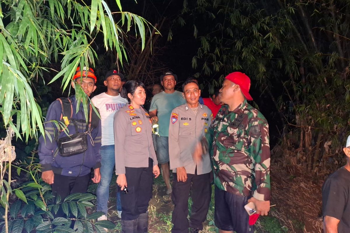 Pihak kepolisian bersama TNI, Basarnas dan masyarakat saat mencari pasangan suami istri yang hanyut terbawa arus sungai di Jember pada Rabu (15/1/2025)