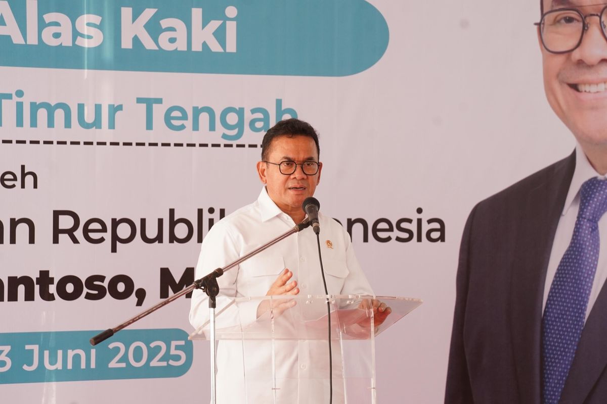 Menteri Perdagangan (Mendag) Budi Santoso (Busan) melepas ekspor perdana 8.872 pasang produk alas kaki senilai 38.000 dollar Amerika Serikat (AS) atau setara Rp 618 juta ke Kuwait, Selasa (3/6/2025).