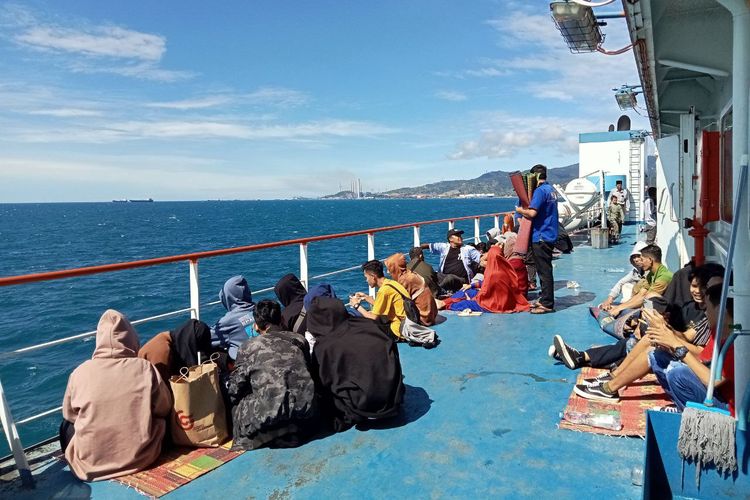 Pemudik menyeberangi Pelabuhan Merak menuju Pelabuhan Bakauheni.