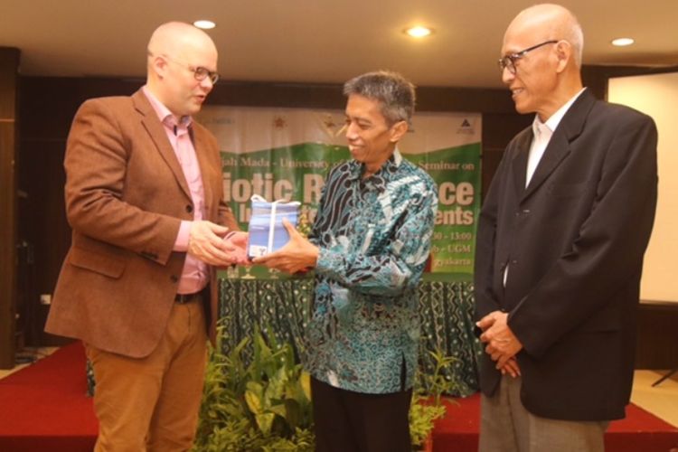 Pusat Studi Lingkungan Hidup (PSLH) Universitas Gadjah Mada (UGM) bekerjasama dengan Universitas Helsinki, Finlandia menggelar seminar bertema Resistensi Antibiotik di Lingkungan khususnya di lingkungan-lingkungan yang terkena dampak dari limbah manusia dan peternakan. Seminar ini menghadirkan tiga pembicara utama, Ir. Subaryono MA, PhD., Kepala PSLH-UGM, Prof Widyastuti, perwakilan WHO di Indonesia, dan Prof Marko Virta, peneliti dari Universitas Helsinki.