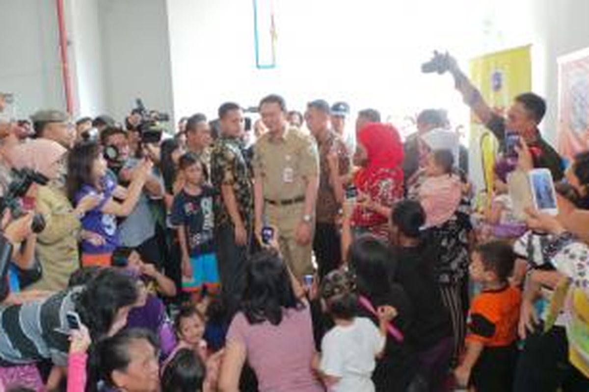 Gubernur DKI Jakarta Basuki Tjahaja Purnama (tengah) bersama anak-anak dan ibu-ibu, di Rusunawa Tambora, Jakarta Barat, Selasa (24/2/2015).