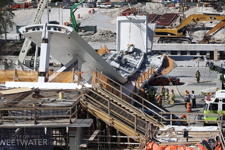 Jembatan penyeberangan orang yang mengubungkan Universitas Internasional Florida dan kota Sweetwater roboh pada Kamis (15/3/2018) di Miami, Florida, Amerika Serikat. (AFP/Joe Raedle)