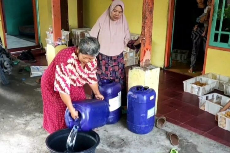Siti Fatimah, penjual tahu goreng asal Kelurahan Ledok Kulon, Bojonegoro, menjadi korban penipuan penjual minyak goreng palsu.