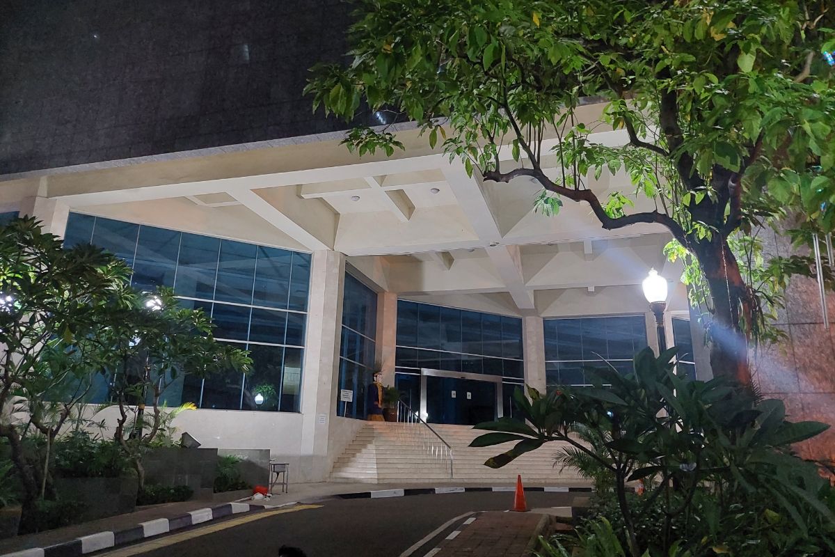 Semua lampu lobi dalam Gedung DPRD DKI Jakarta, Gambir, Jakarta Pusat, tampak dimatikan secara serentak, pada Selasa (17/1/2023) sekitar pukul 19.15 WIB.